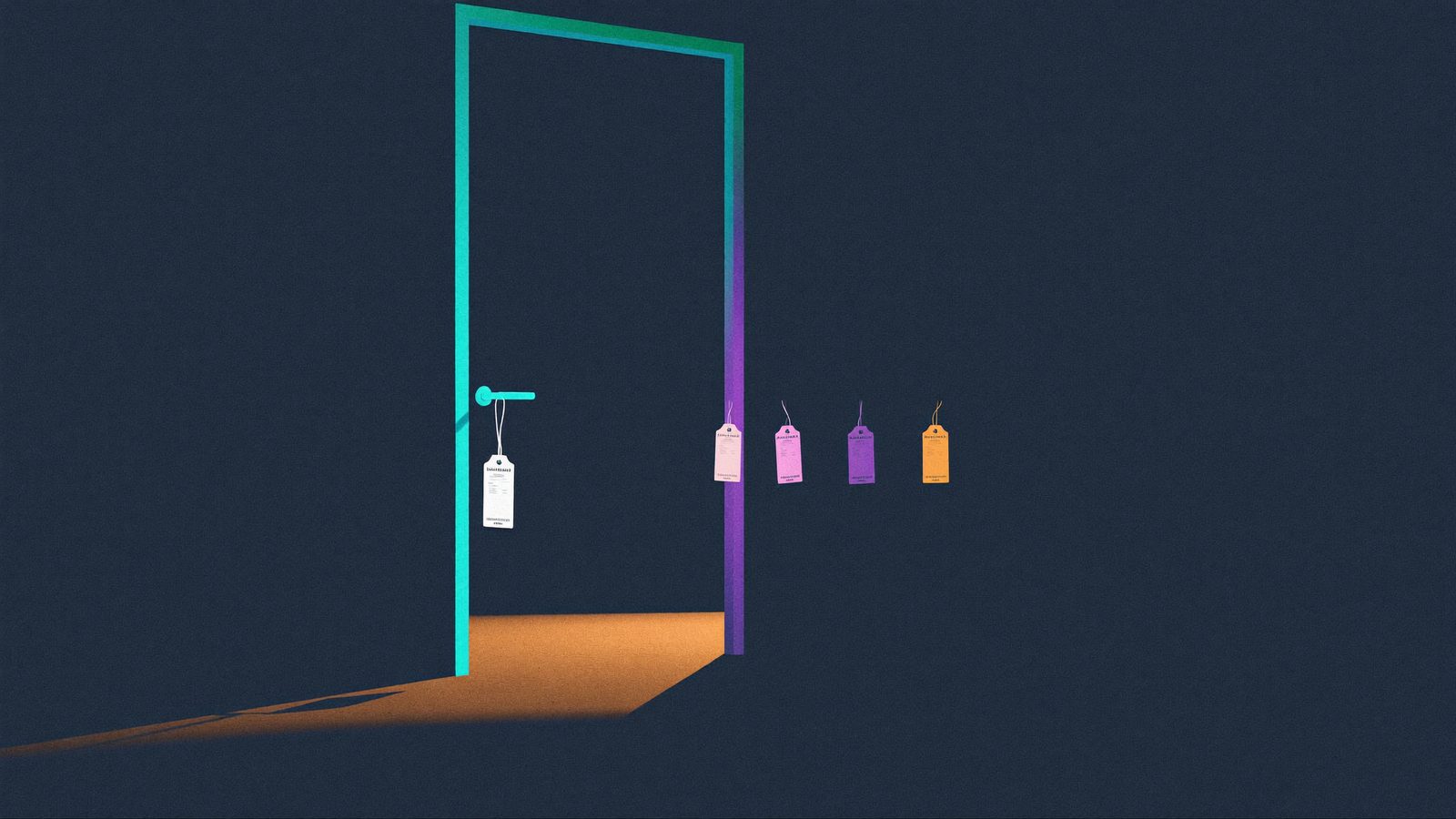 Puerta en penumbra con un colgante en blanco en la manija y tres duplicados luminosos que se desvanecen al lado.