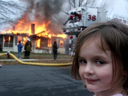 Meme Disaster Girl: El tablero cayéndose a ratos / Yo durmiendo tranquilo sin servidor que parchar
